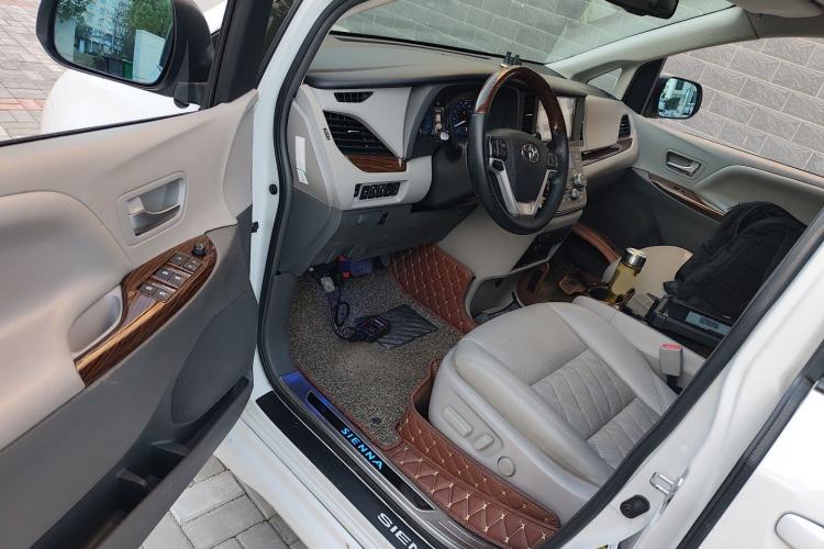 Used Toyota Sienna 2017 3.5L Four-Wheel Drive LE Trim 7 Seats – U.S. Specification
