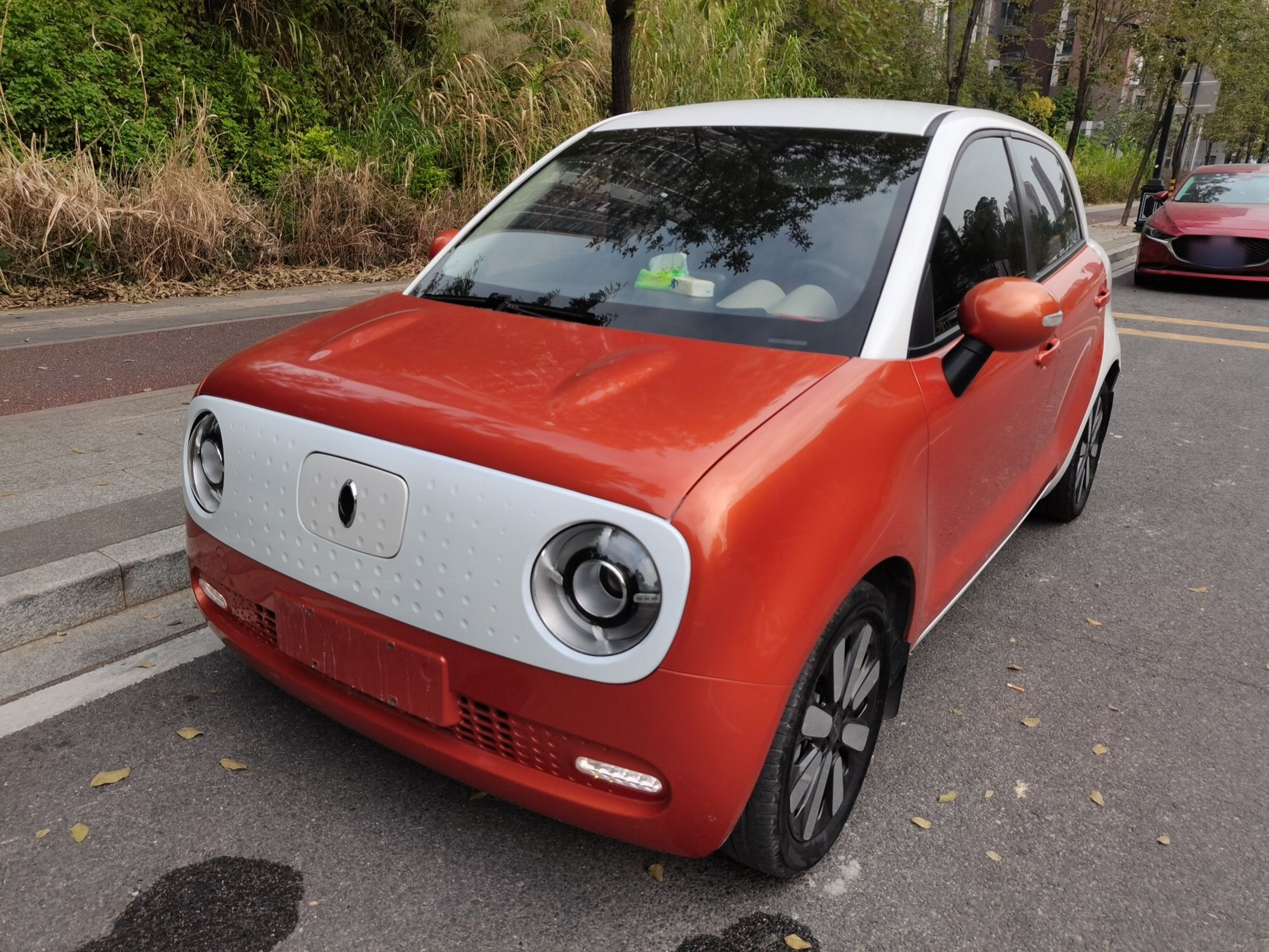 Под передней частью автомобиля