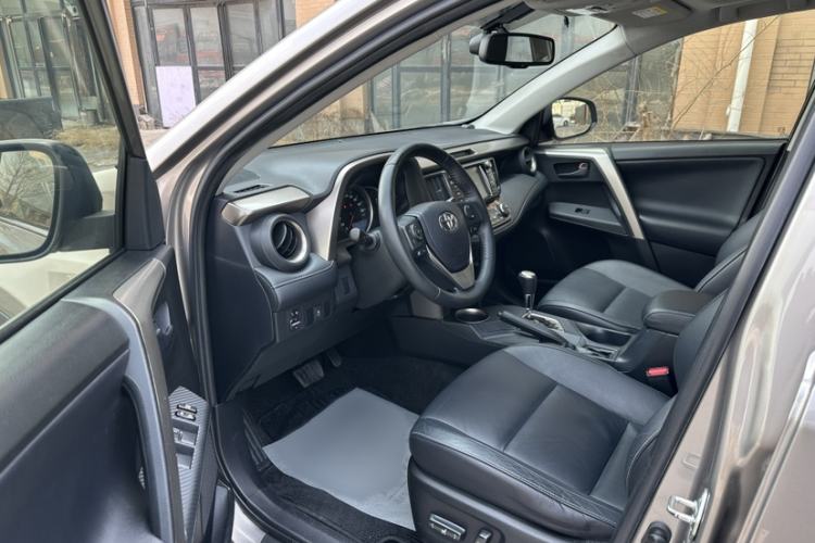 Used Toyota RAV4 2015 2.5L Automatic 4x4 Elite Edition Interior 2