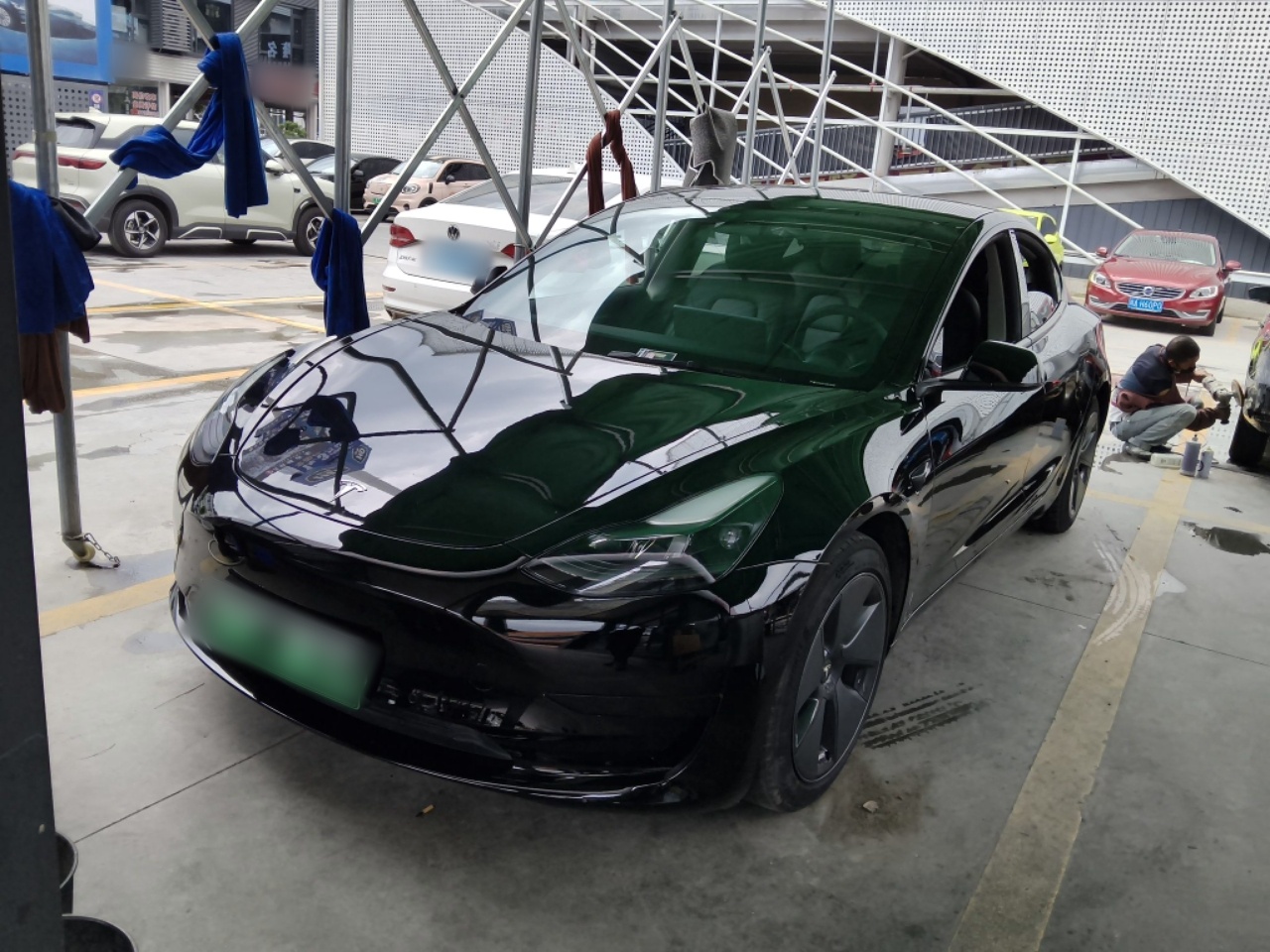 Под передней частью автомобиля