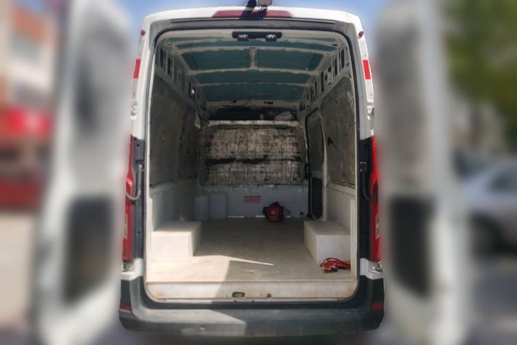 Used SAIC MAXUS Xintu V90 2024 Zhiyun 2.0T Manual Rear-Drive Extended-Wheelbase Ultra-High-Roof Model with Dual Rear Tires and 3 Seats
