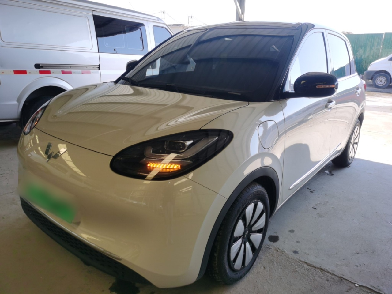 Под передней частью автомобиля