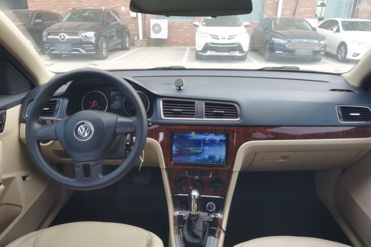 Used Volkswagen Lavida 2013 Restyled Classic 1.6L Automatic Comfort Edition Center Console