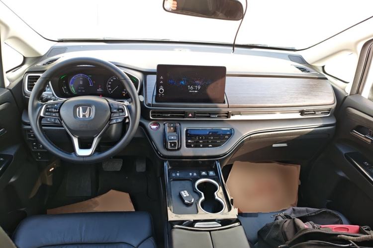 Used Honda Elysion 2022 2.0L eHEV Luxury Edition Center Console