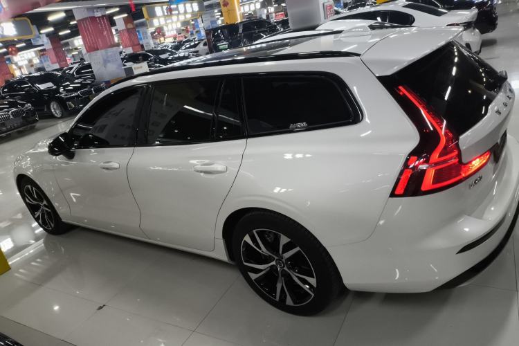 Used Volvo V60 2024 B5 Zhiyuan Sport Edition
