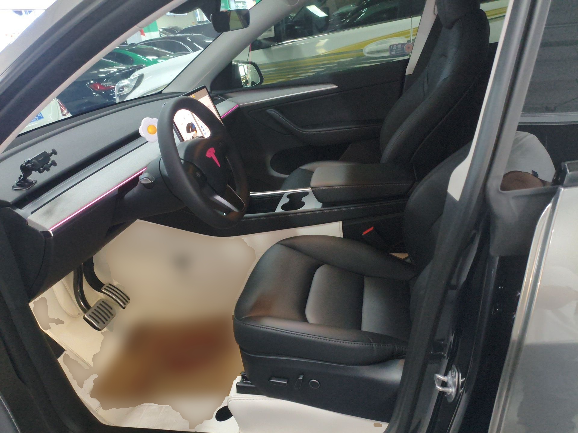 المقاعد الأمامية داخل السيارة