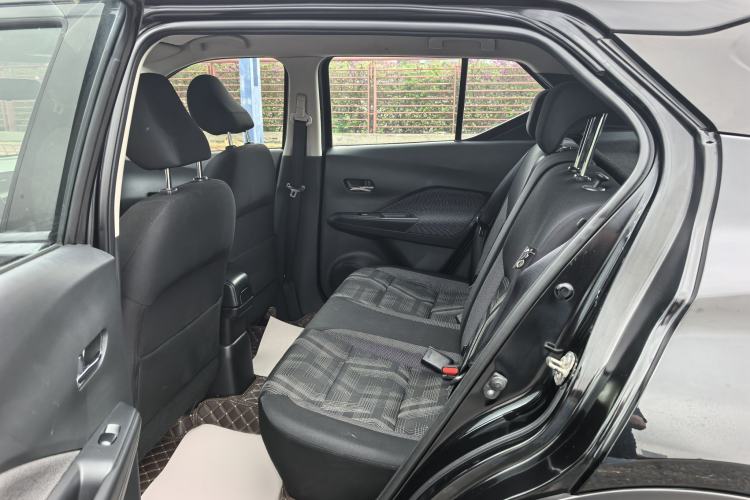 Used Nissan Kicks 2020 1.5L XL CVT Cool Enjoyment Edition Interior 2