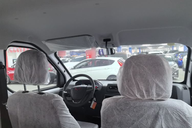 Used Wuling Yangguang 2024 300KM Comfort Version Passenger Van 75kW