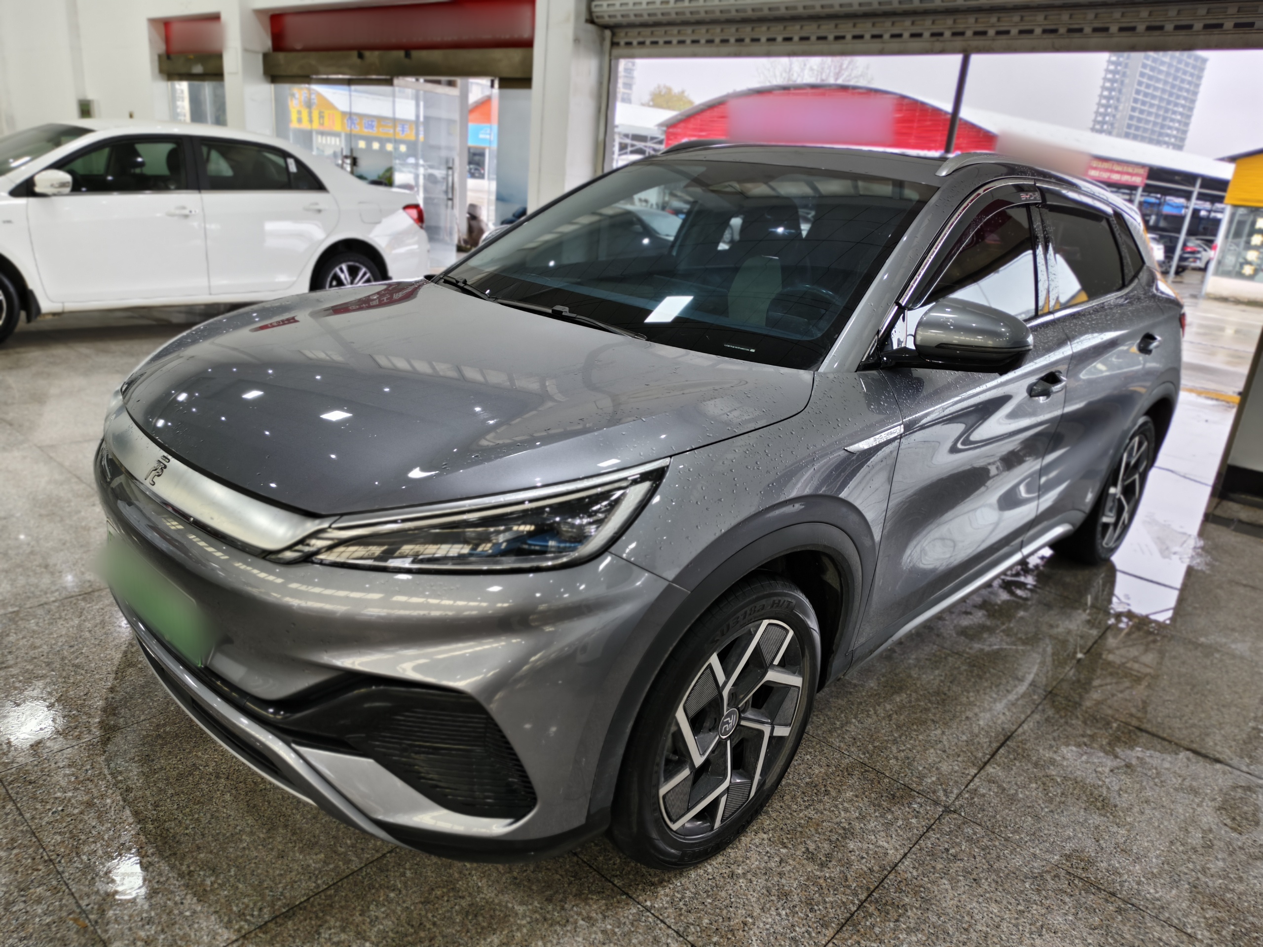 Под передней частью автомобиля