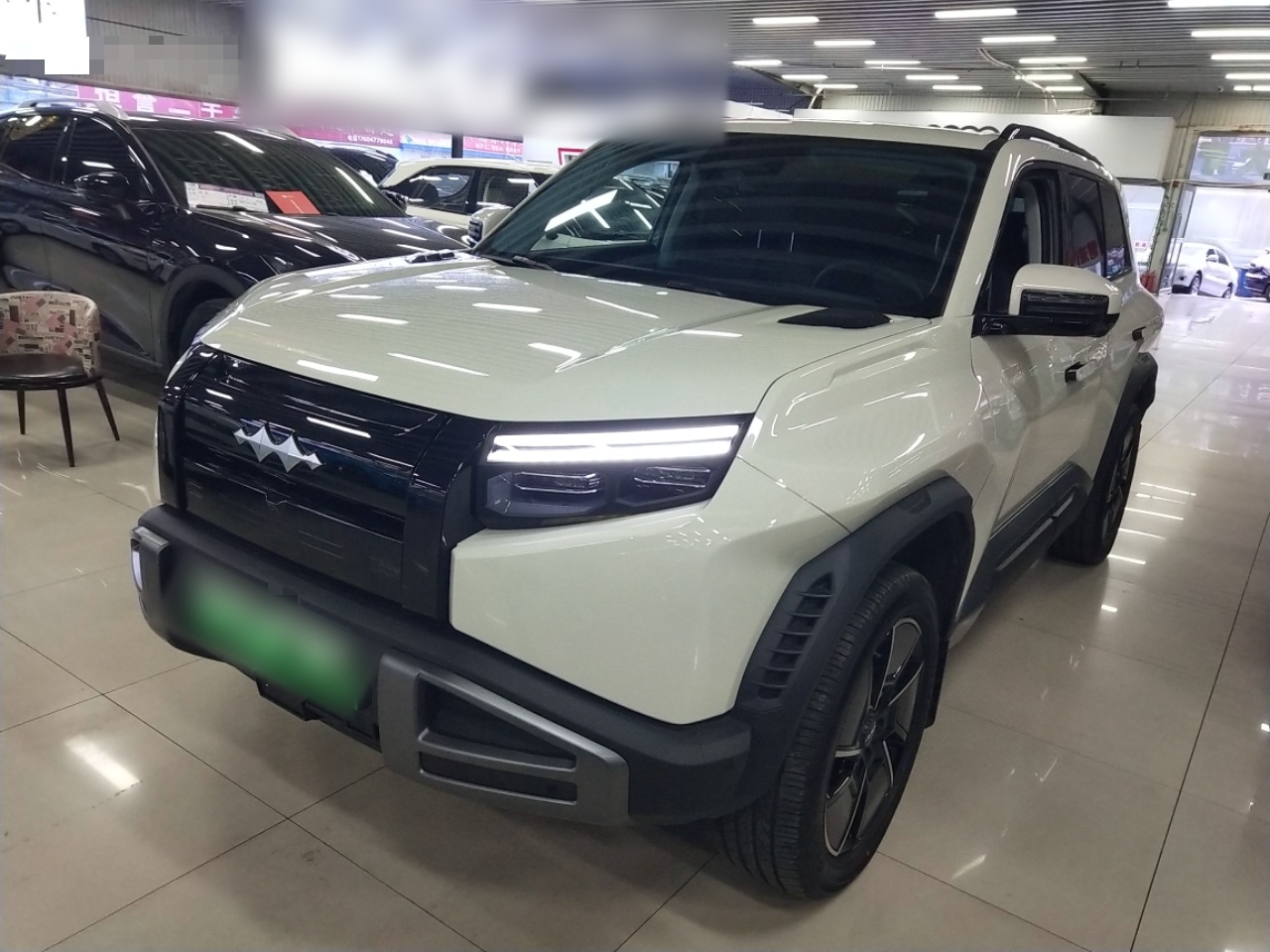 تحت مقدمة السيارة