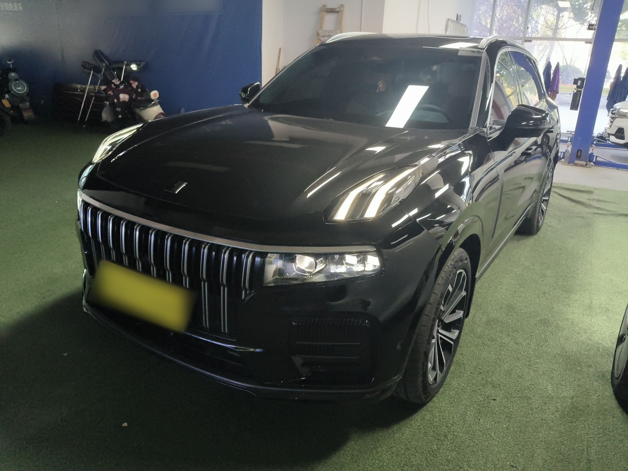 تحت مقدمة السيارة