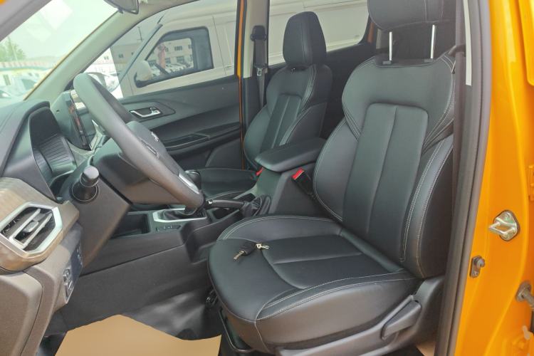 Used JMC Baodian 2023 2.5T Diesel Two-Wheel Drive Comfort Edition Flat-Base Cargo Bed Long Wheelbase JX4D25A6L Left Front Seat