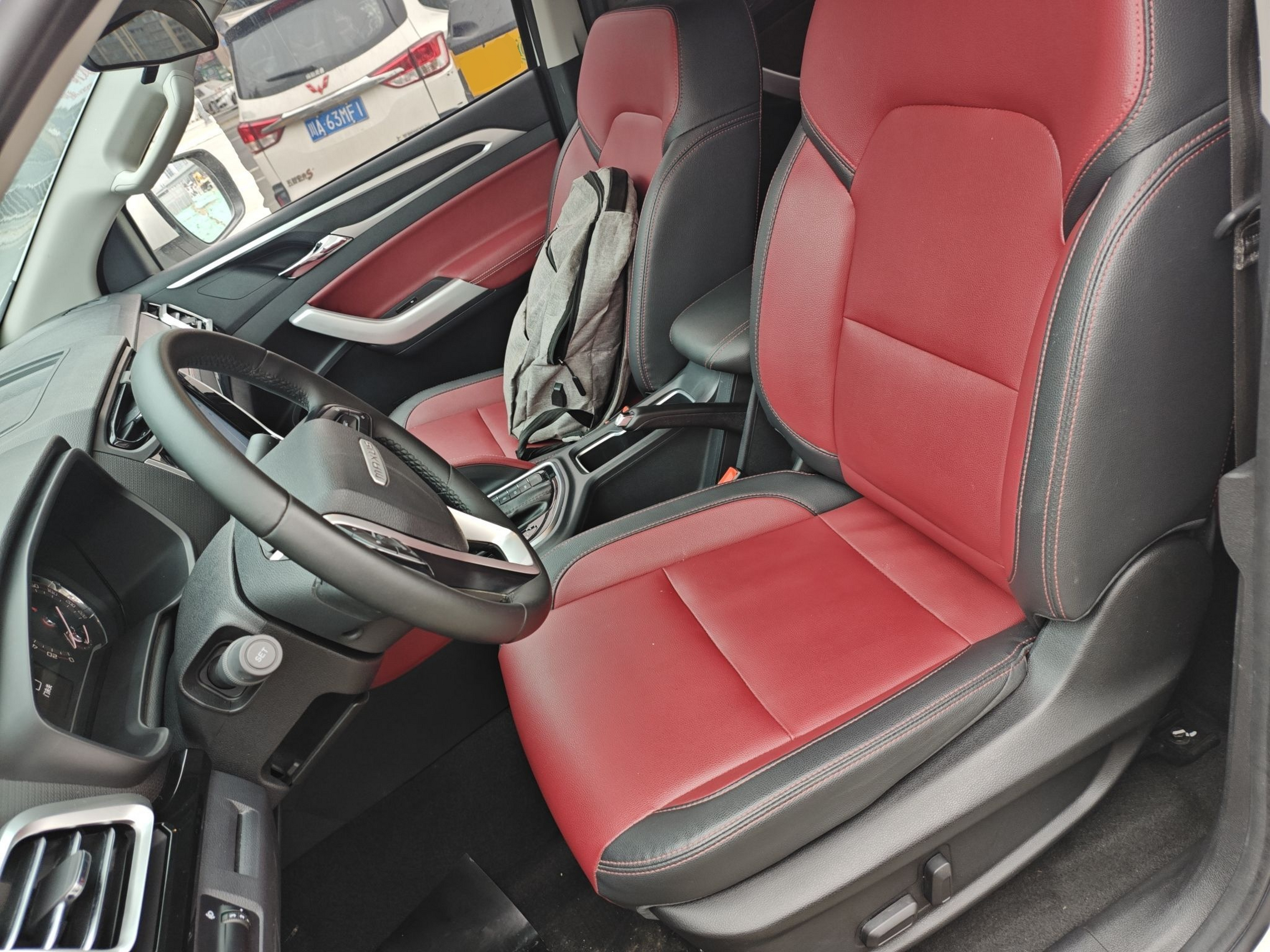 Переднее сиденье в автомобиле