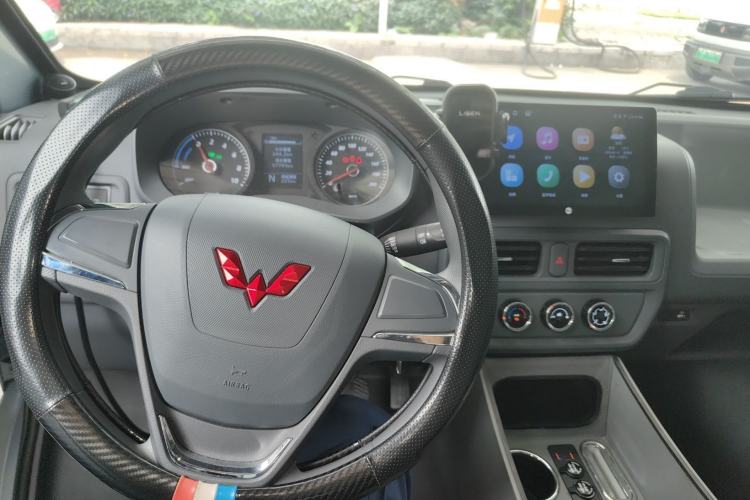 Used Wuling Yangguang 2024 300KM Comfort Version Passenger Van 75kW Center Console