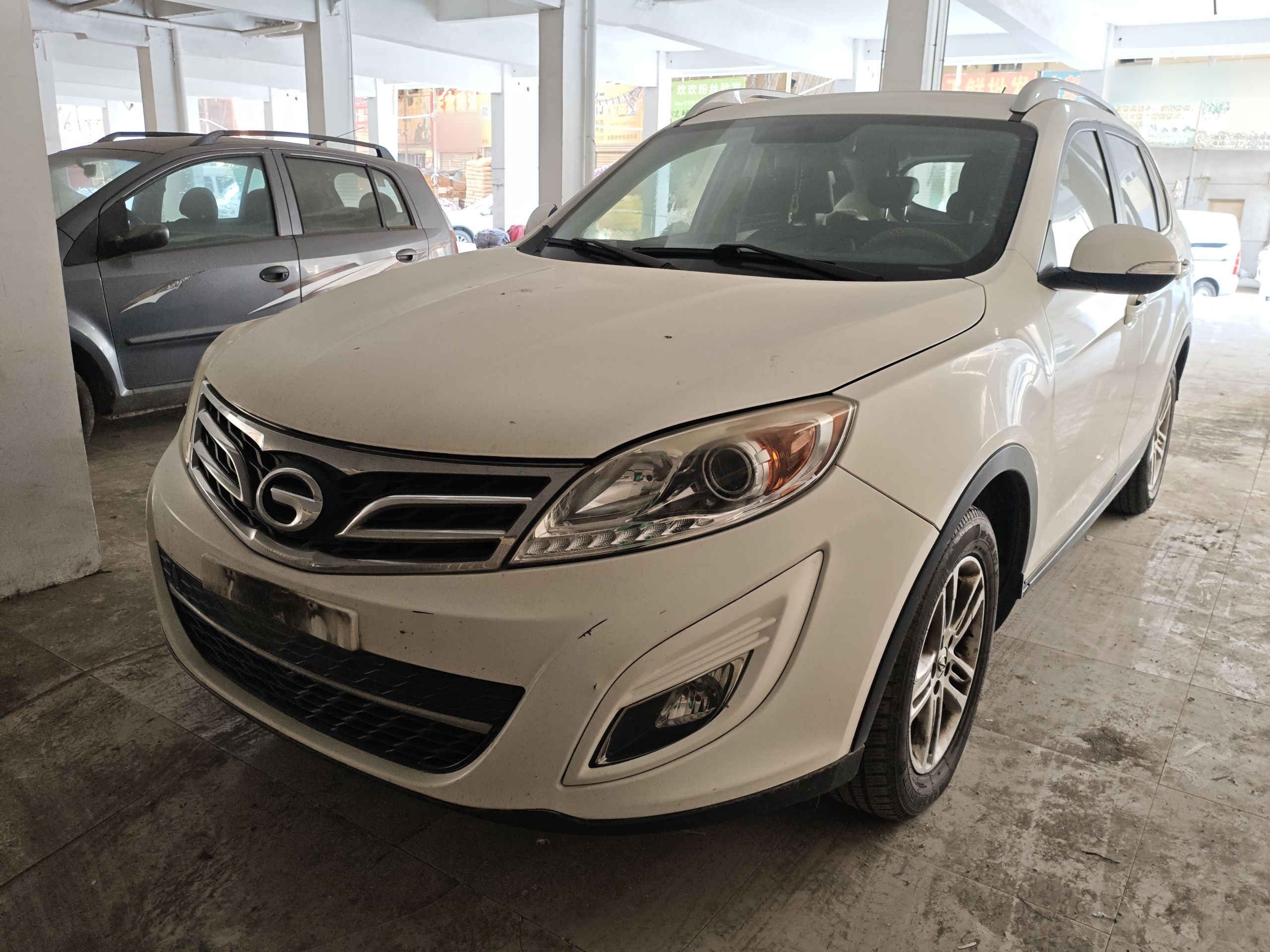 Под передней частью автомобиля