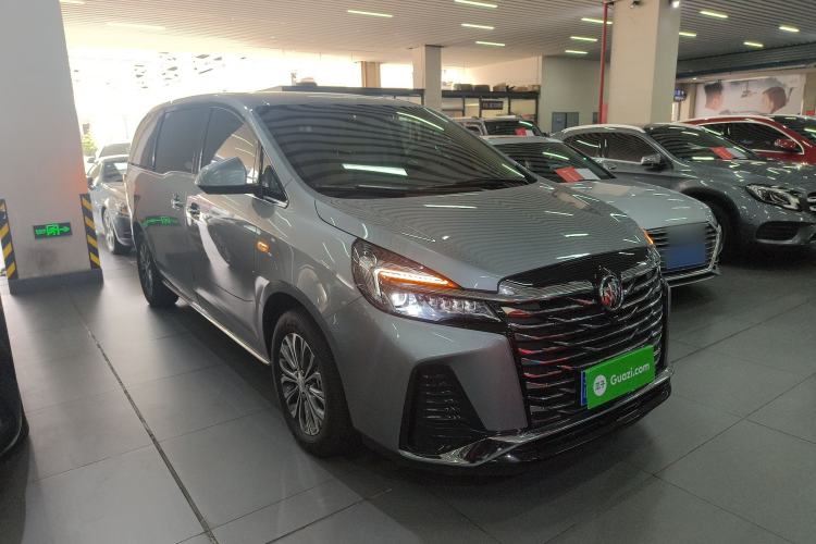 Used Buick GL8 2023 Facelifted Land Cruiser Executive Luxury Version
