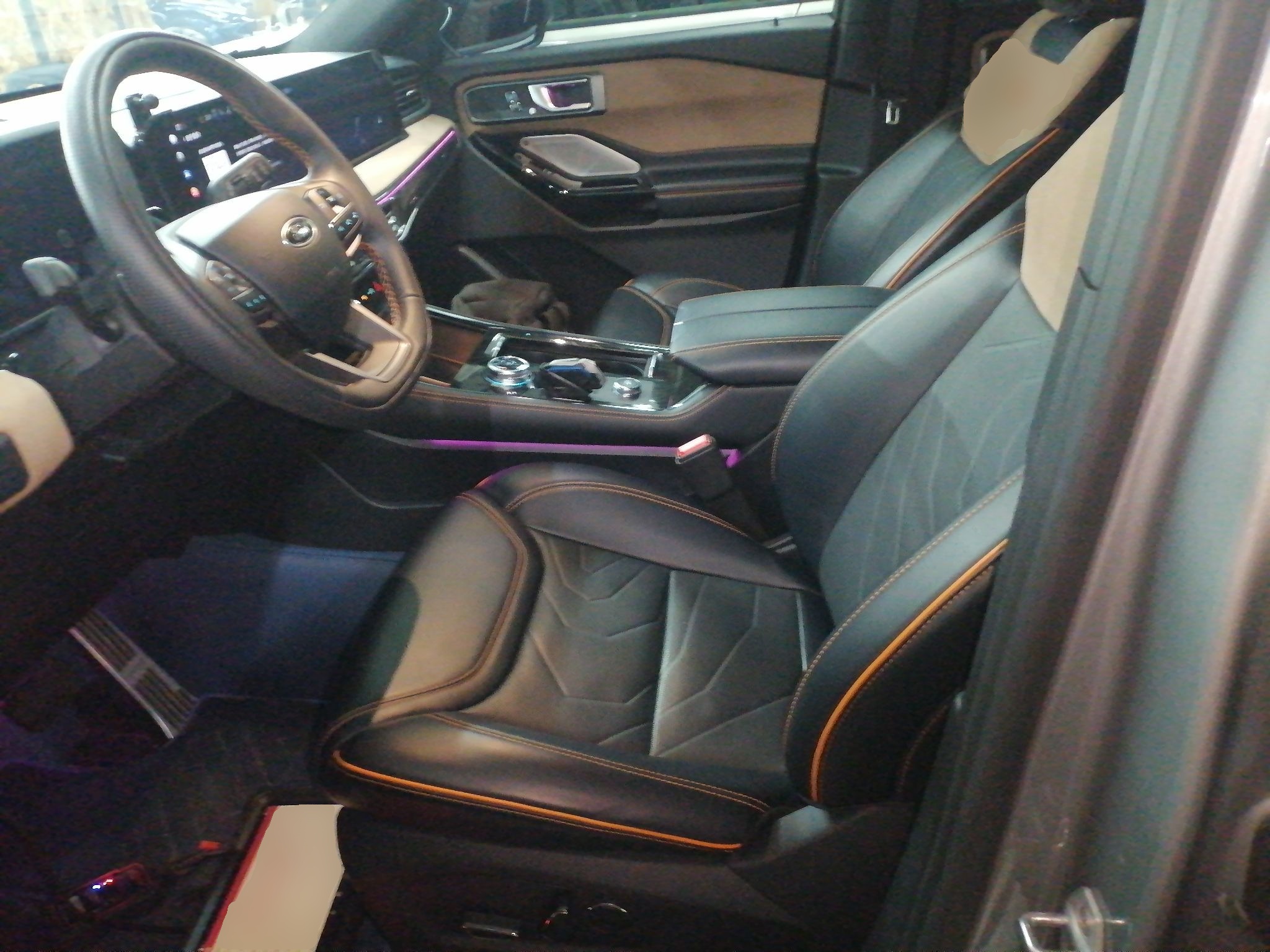 المقاعد الأمامية داخل السيارة