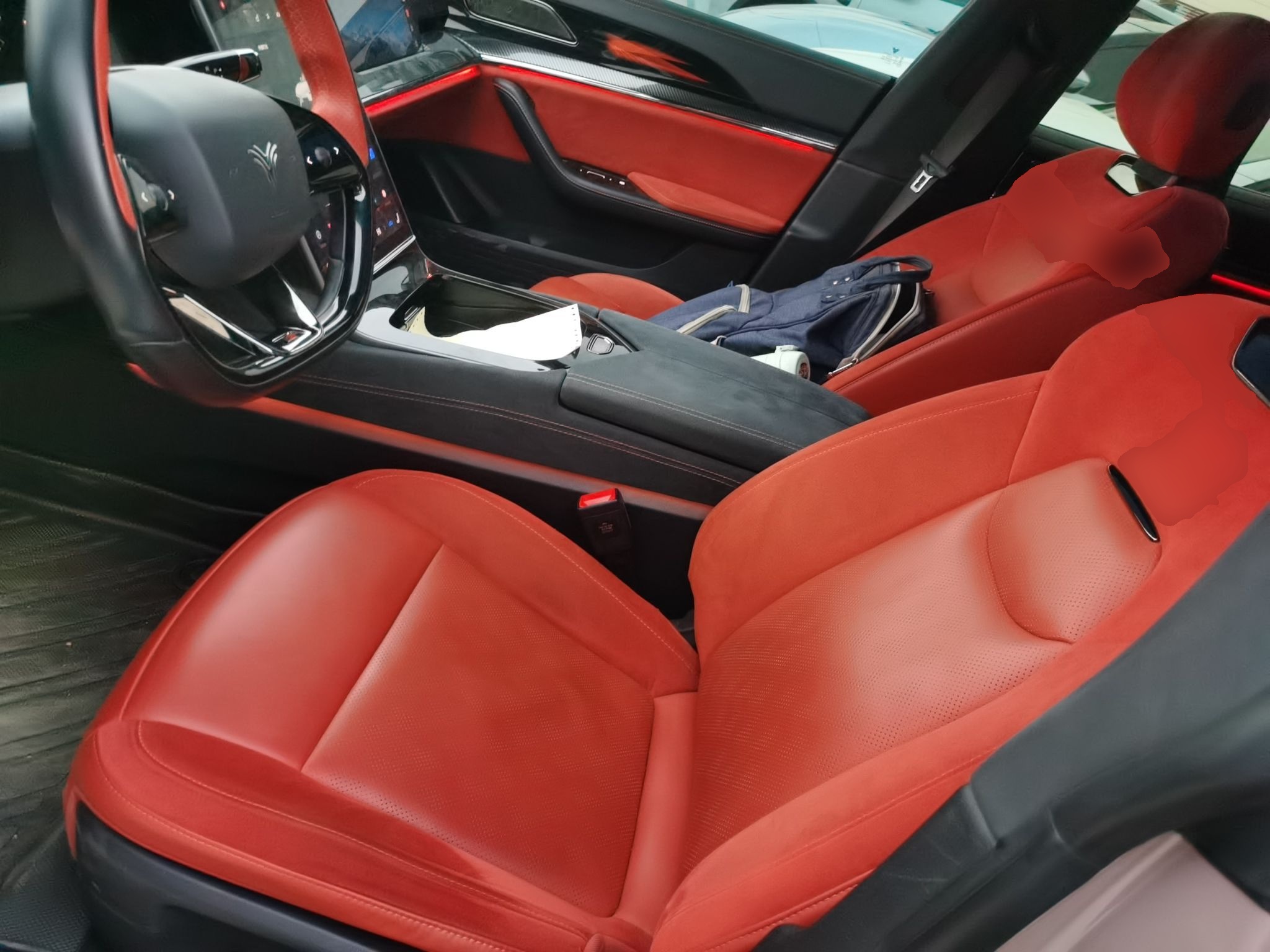 المقاعد الأمامية داخل السيارة