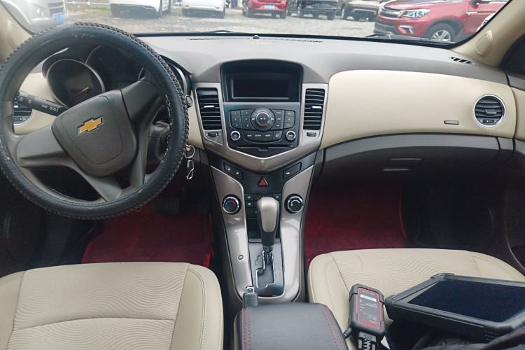 Used Chevrolet Cruze 2015 1.5L Classic SE AT Center Console