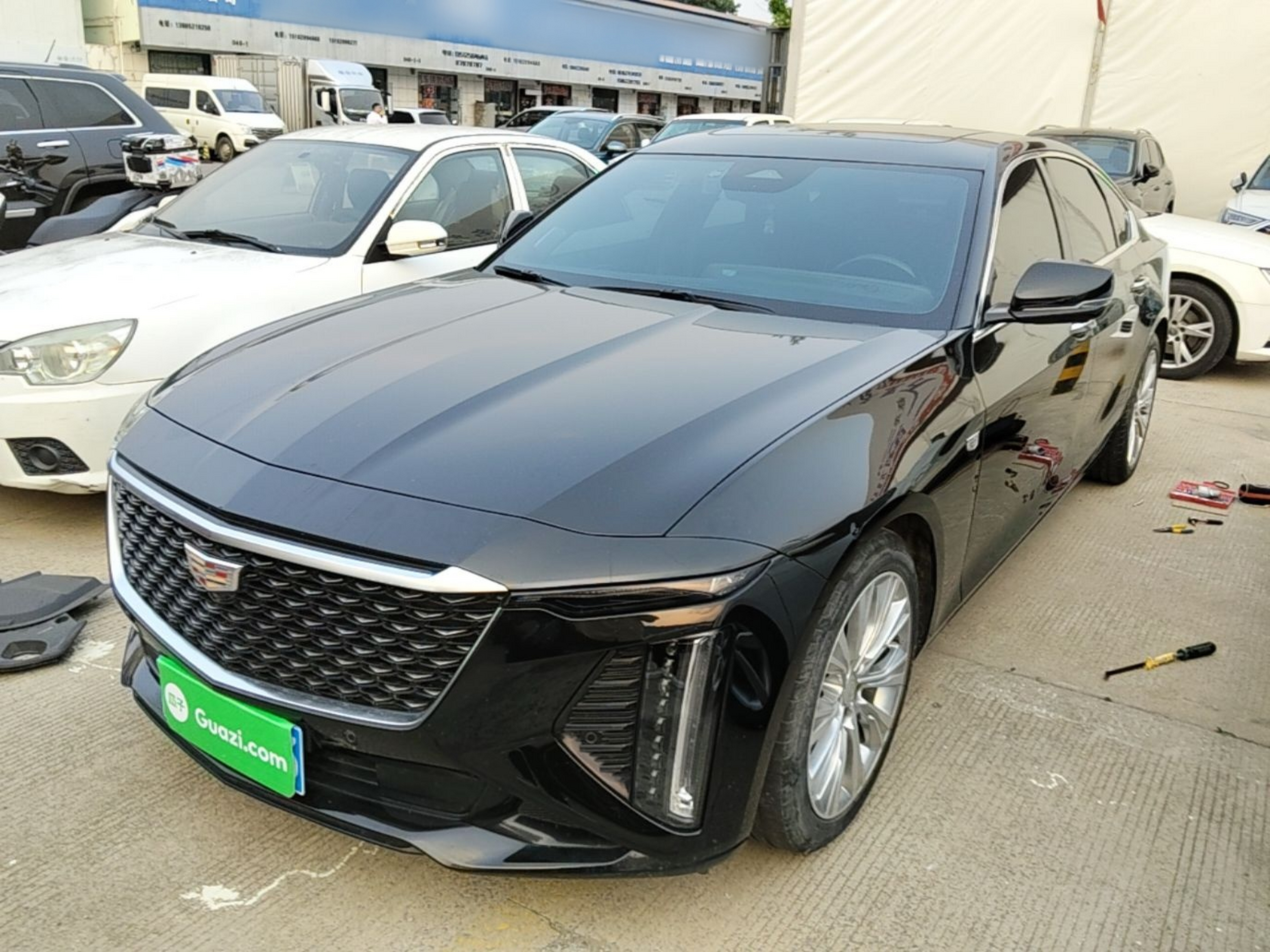 Под передней частью автомобиля