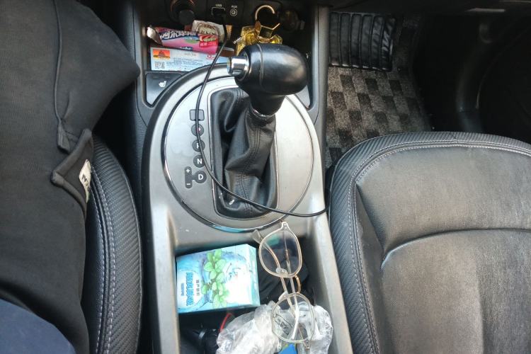 Used Kia Sportage R 2015 2.0L Automatic Two-Wheel Drive DLX Model Gear Lever