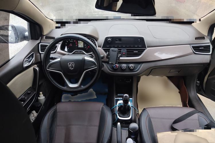 Used Baojun 310W 2017 1.5L Manual Comfort Version China VI Emission Standard Center Console