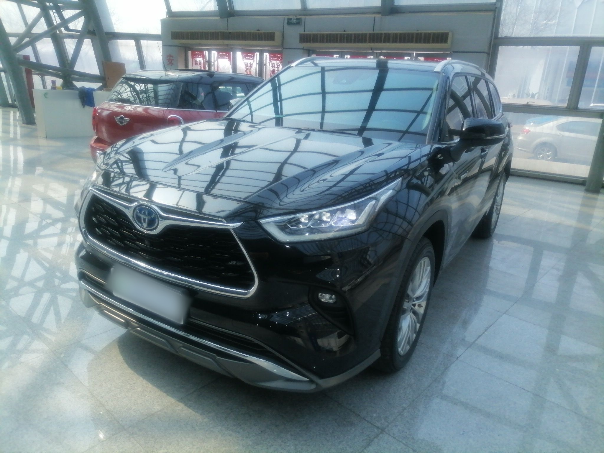 تحت مقدمة السيارة