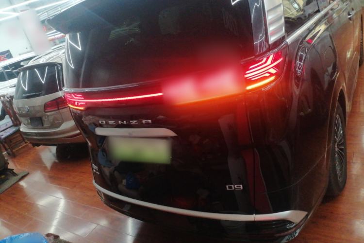 Used Denza D9 2022 EV 600 Four-Wheel Drive Prestige Model
