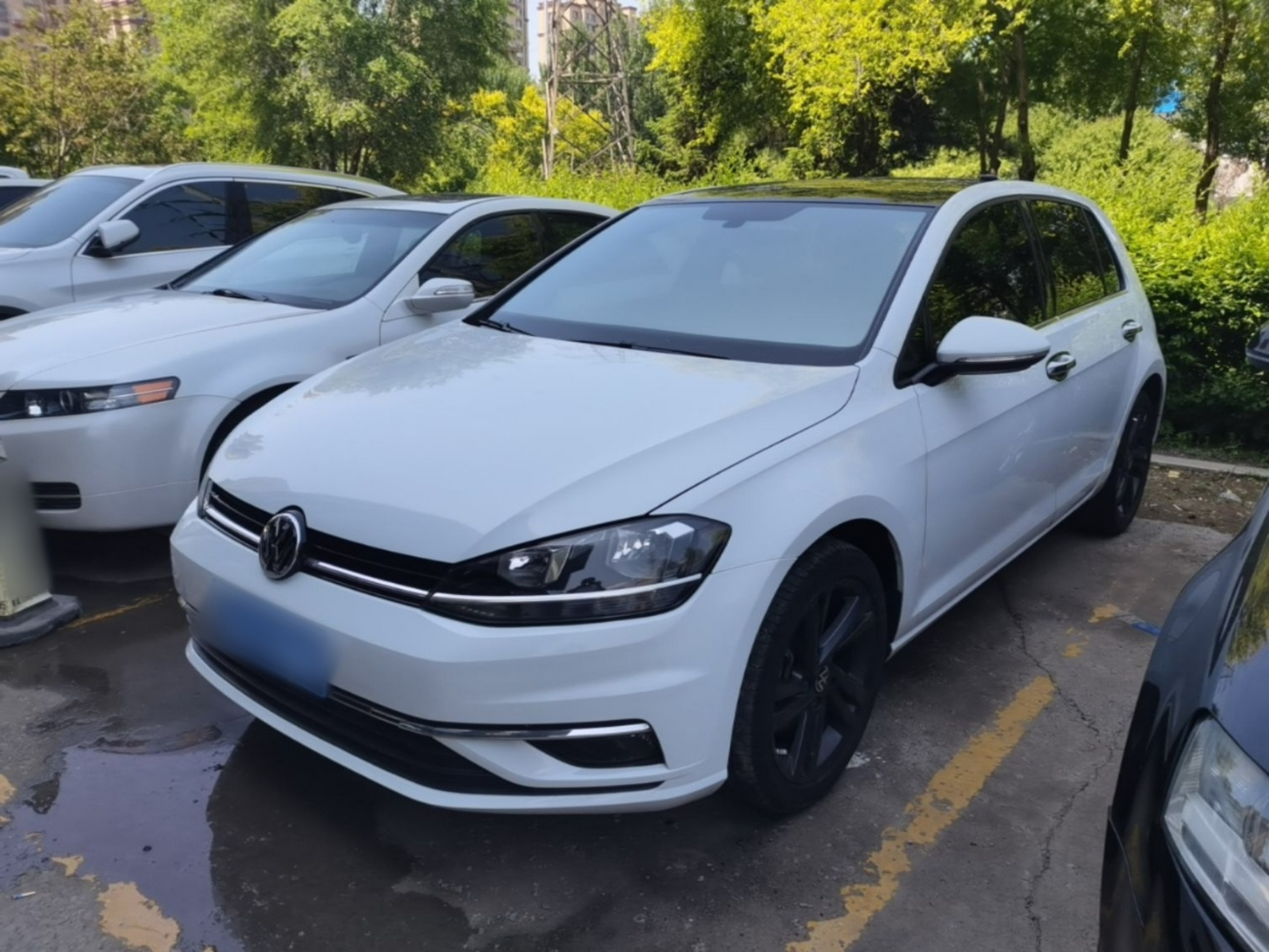Под передней частью автомобиля