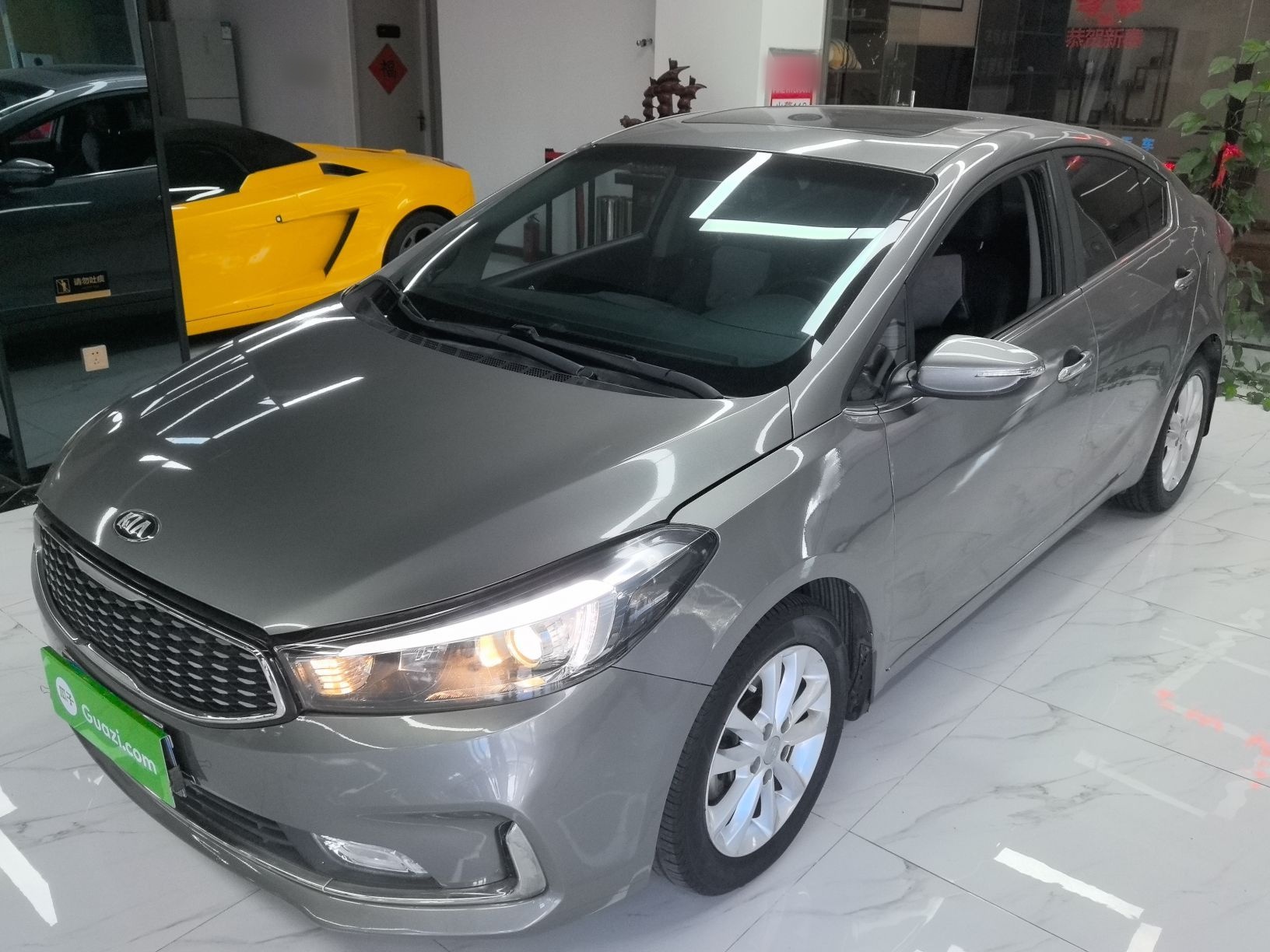 تحت مقدمة السيارة