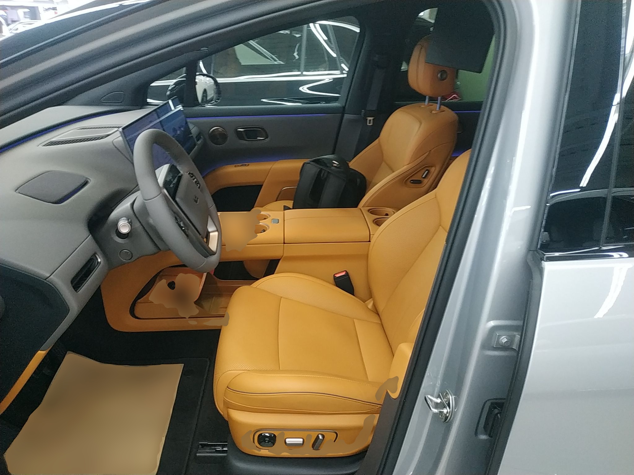 المقاعد الأمامية داخل السيارة