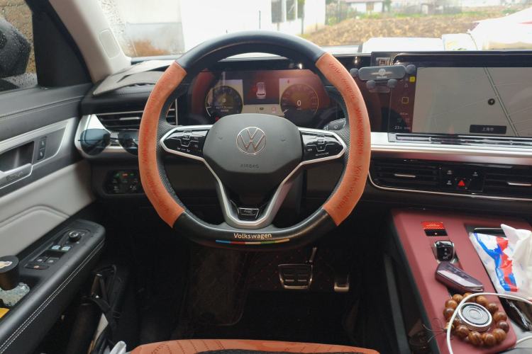 Used Volkswagen Tavendor 2024 380TSI All-Wheel-Drive R-Line Cruise Premium Edition Steering Wheel