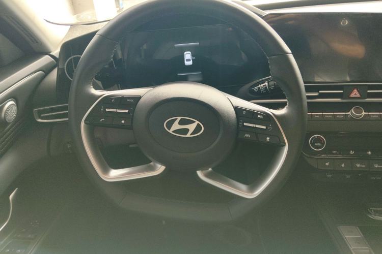 Used Hyundai Elantra 2023 1.5L CVT LUX Prestige Edition Steering Wheel
