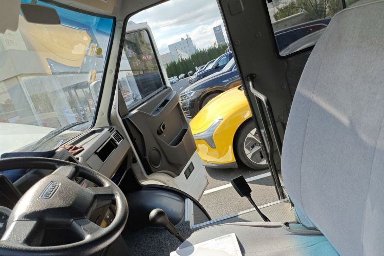 Used Iveco Daily 2020 2.8T A35 Passenger Van Single-Tire Mid-Roof Design 10–11 Seats China VI Standard
