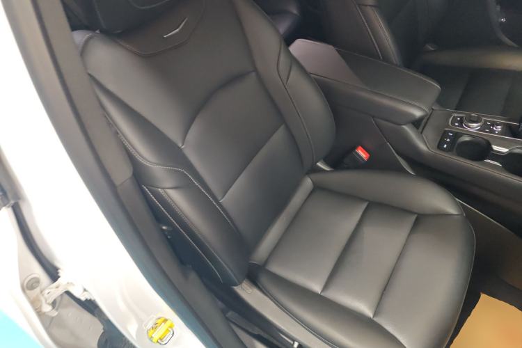 Used Cadillac XT4 2022 28T Two-Wheel-Drive Luxury Version Right Front Seat