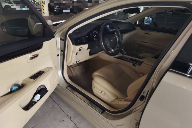 Used Lexus ES 2013 300h Elite Edition
