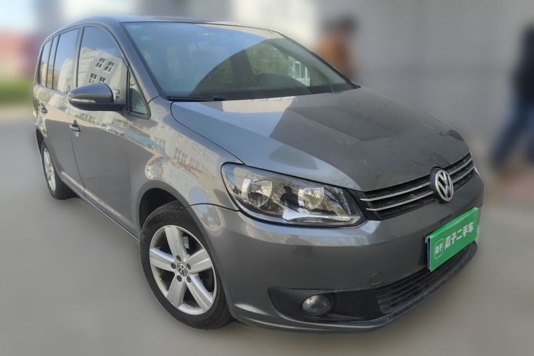 Used Volkswagen Touran 2015 1.4T Manual Fashion Edition 5-Seater Front Right 45 Deg