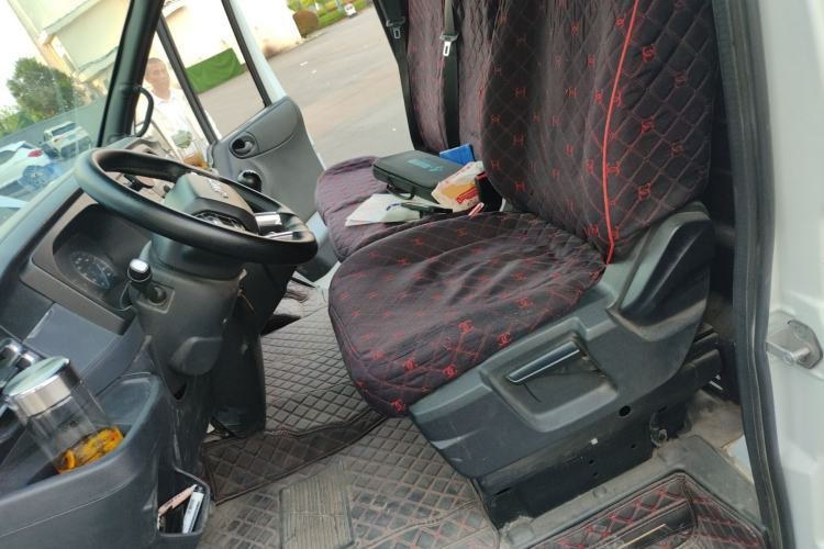 Used JMC Fushun 2023 2.0T Manual Short-Wheelbase Mid-Roof Commercial Van Transporter 2/3 Seats