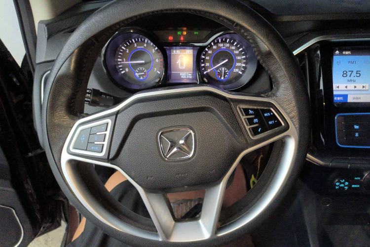 Used JMC Yusheng S350 2016 2.0T Manual 4x4 Gasoline Luxury Version with Sunroof 7 Seats
