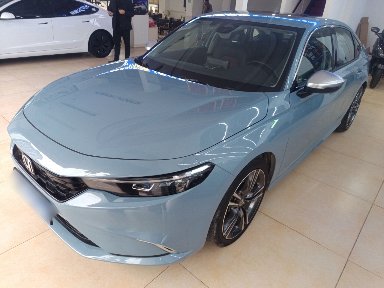 Под передней частью автомобиля