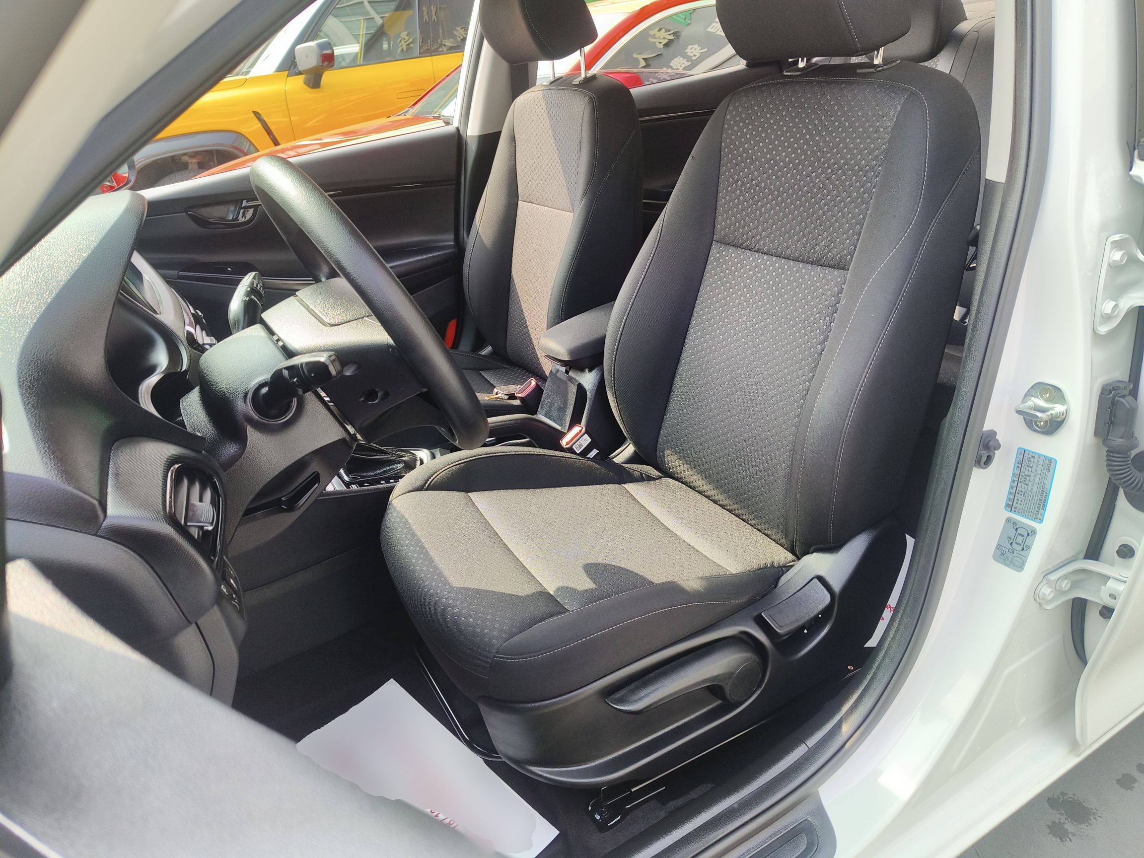 المقاعد الأمامية داخل السيارة