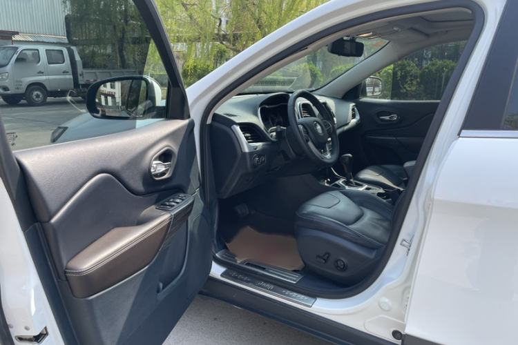 Used Jeep Cherokee 2016 2.4L Leading Smart Version Interior 5