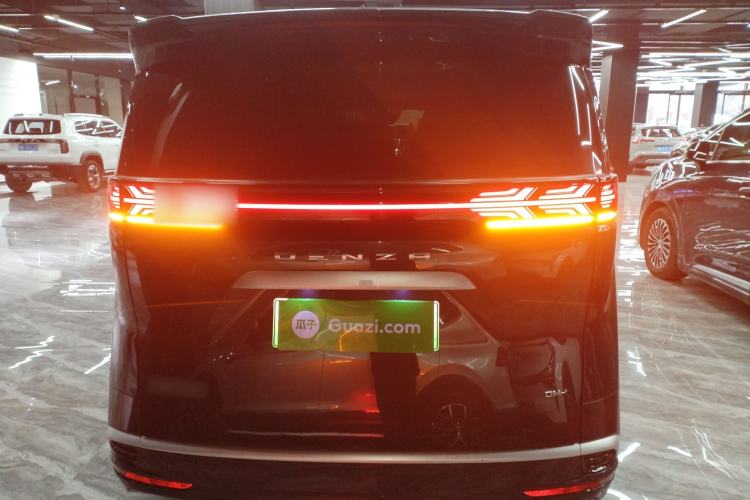 Used Denza D9 2022 DM-i 1040 Prestige Model
