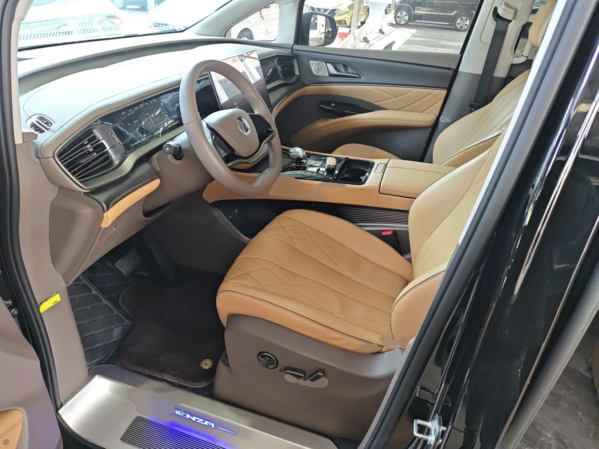 المقاعد الأمامية داخل السيارة