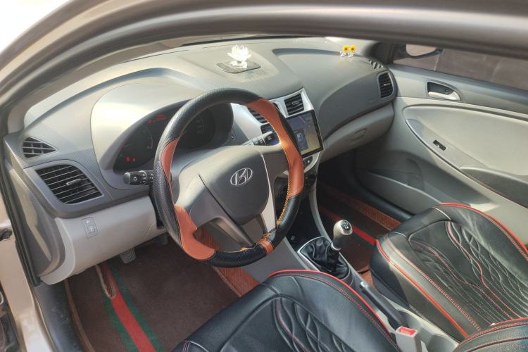 Used Hyundai Verna (older generation) 2014 1.4L Manual Smart GLS Trim Center Console