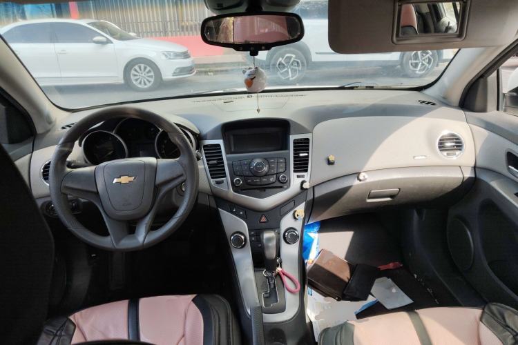 Used Chevrolet Cruze 2012 1.8L SE AT Center Console