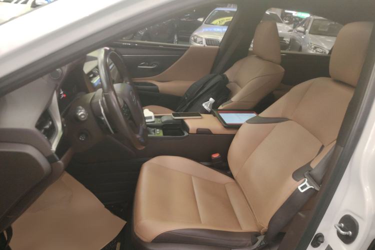 Used Lexus ES 2020 300h Deluxe Edition
