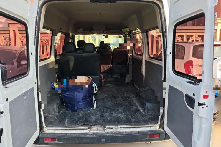 Used SAIC MAXUS Xintu V80 2019 2.5T Classic Edition 6-Speed Manual – Aoyuntong Modified Version Short Wheelbase Mid-Height Roof 5/6 Seats
