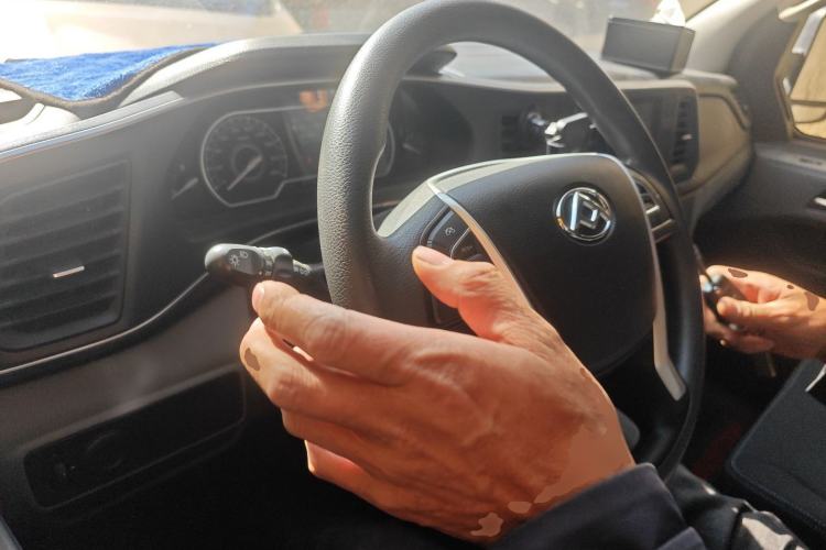 Used SAIC MAXUS Xintu V80 2024 City Distribution King PLUS Value Edition 6MT Short Wheelbase Ultra-Low Roof 147 Ps 3 Seats
