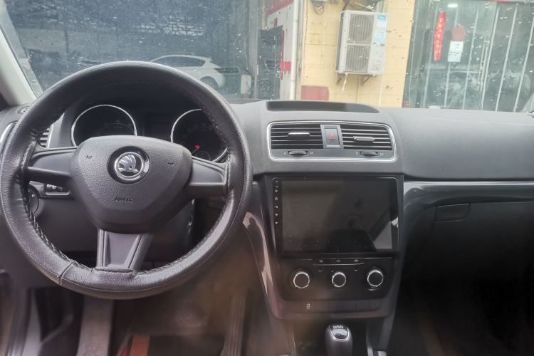 Used Skoda Yeti 2016 1.4TSI DSG Advanced Edition Center Console